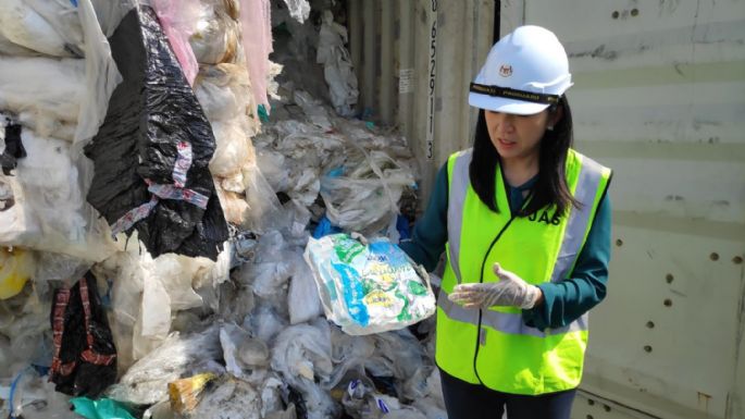 Malasia se niega a ser el contenedor de basura de EU