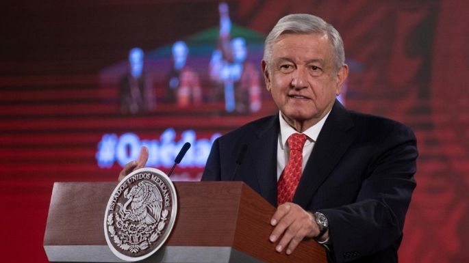 AMLO felicita a enfermeras 'heroínas' en su día por su esfuerzo ante covid