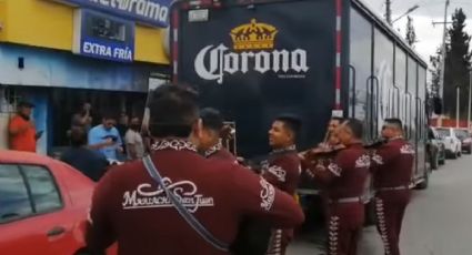 Mariachi recibe con serenata a camión de cerveza