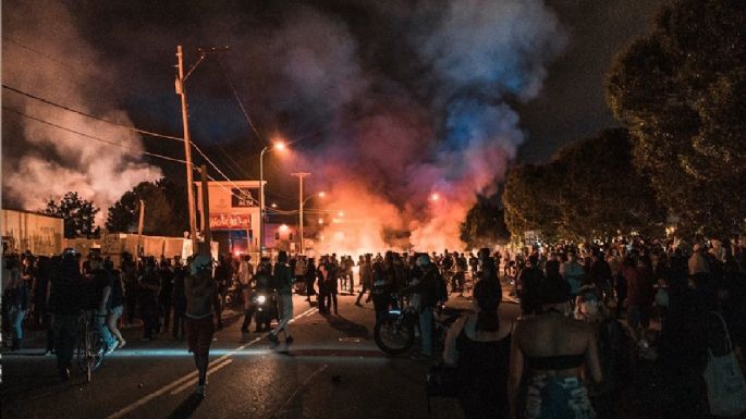 Asesinato de George Floyd genera protestas, estación de policía es incendiada