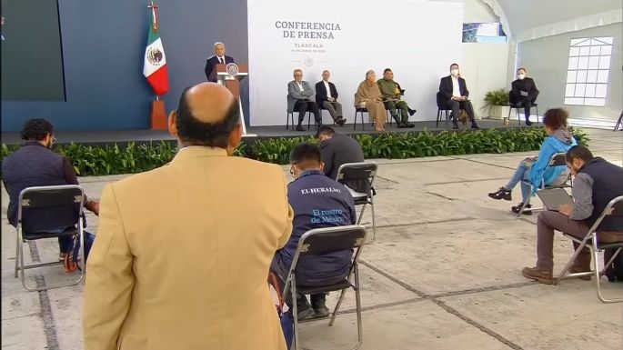 Lord Molécula provoca burlas por seguir a AMLO en su gira