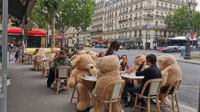 Osos de peluche gigantes en París para guardar la distancia social