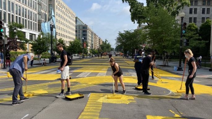 Alcalde de DC Washington pinta 'Black Lives Matter' en calle cercana a la Casa Blanca