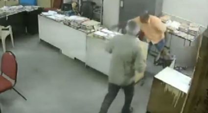 Funcionario golpea a su compañera con silla por no usar cubrebocas (VIDEO)