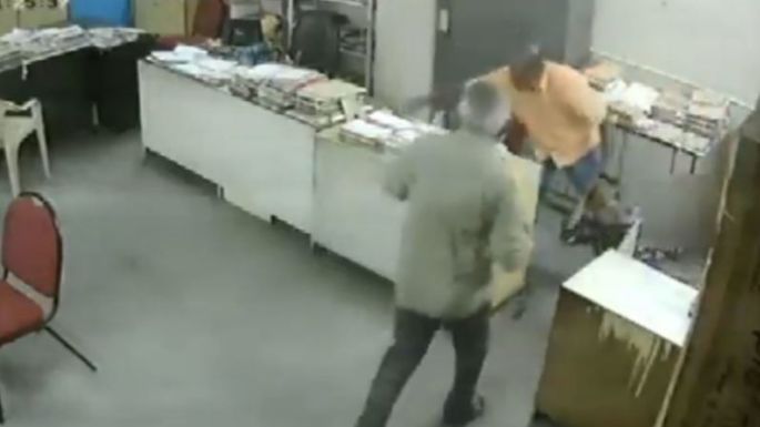 Funcionario golpea a su compañera con silla por no usar cubrebocas (VIDEO)