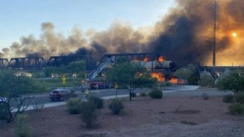 Tren se descarrila en Arizona y provoca incendio en puente VIDEO