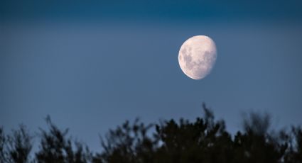 ¿Cómo ver la alineación planetaria entre la Luna, Jupiter y Saturno?