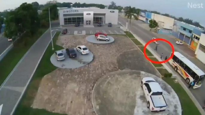 Hombre atropella a asaltantes con su camioneta en Veracruz (VIDEO)