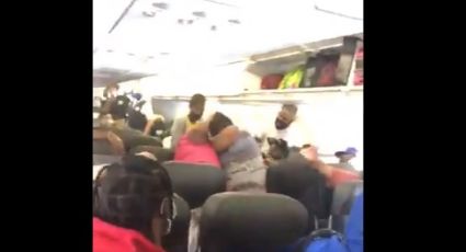 Pasajeras de avión en EU pelean a golpes por cubrebocas (VIDEO)