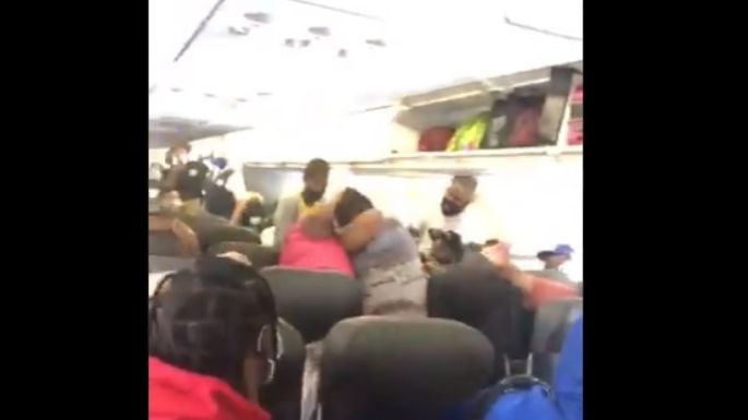 Pasajeras de avión en EU pelean a golpes por cubrebocas (VIDEO)