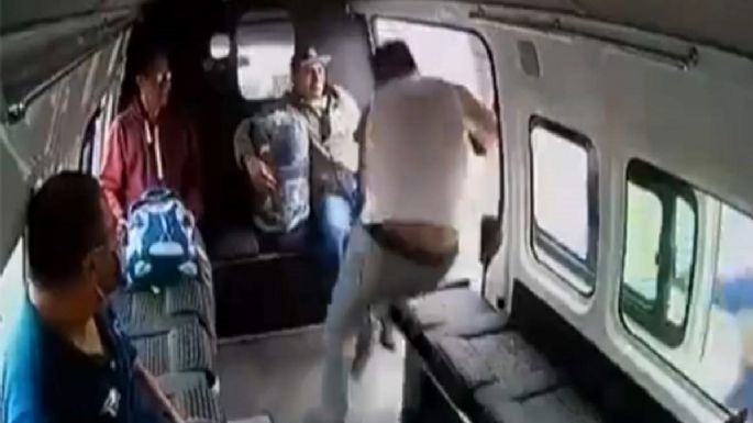 Pasajeros unen fuerzas para golpear a asaltante de combi en la México-Texcoco (VIDEO)