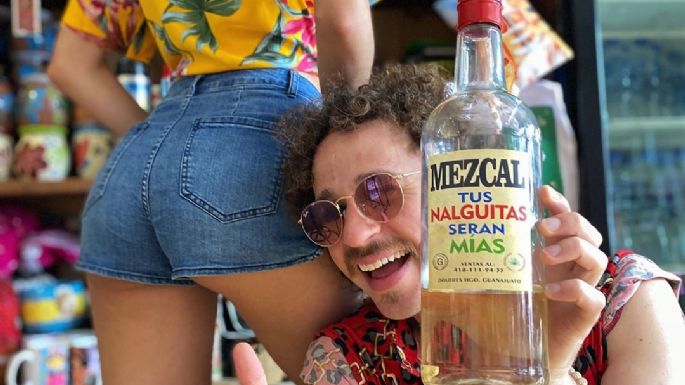 Critican a Luisito Comunica por foto con mezcal que incita a la violación