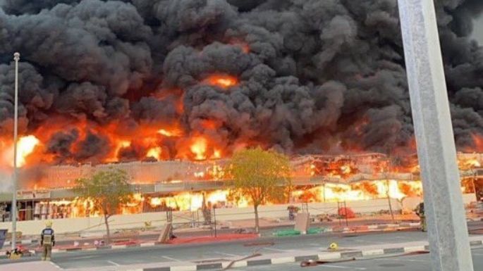 Incendio gigante consume mercado en Emiratos Arabes (VIDEO)