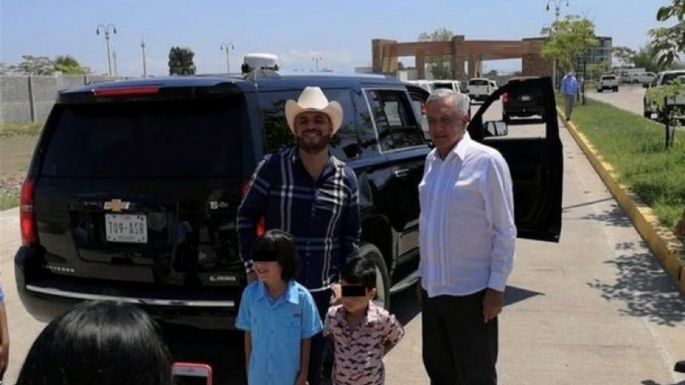 AMLO se toma foto con 'El Komander' en Sinaloa