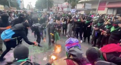 Con extintores, policías buscan dispersar a feministas durante marcha al Zócalo (VIDEO)
