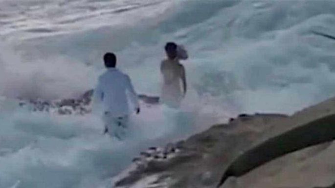 Novia en China fallece tras ser arrastrada por ola gigante VIDEO