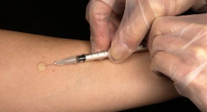 AstraZeneca suspende pruebas de vacuna por reacciones graves en paciente