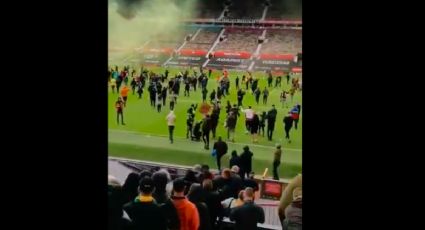 VIDEO VIRAL: Invaden estadio Old Trafford de Manchester United y suspenden el partido