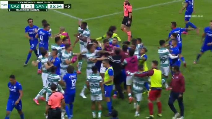 Final de Cruz Azul vs Santos termina en PELEA; hasta Reynoso se metió (VIDEO)