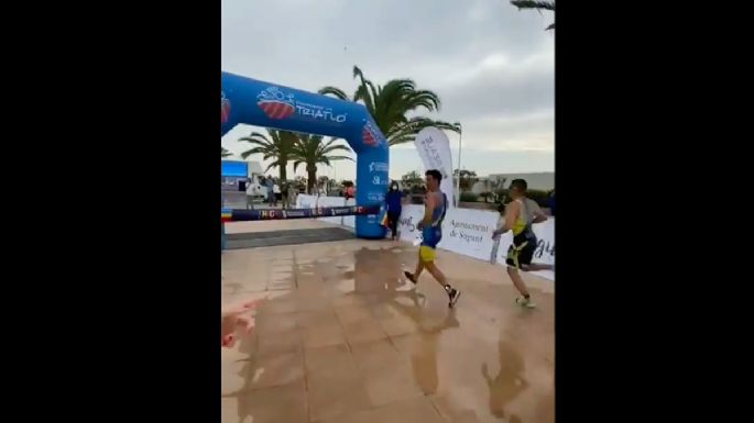 VIDEO VIRAL: Atleta pierde en un triatlón por celebrar su victoria antes de cruzar la meta