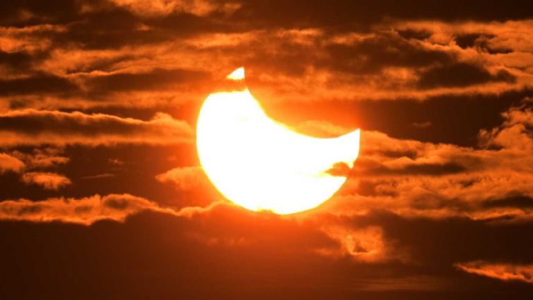 En cuantos minutos se puede ver el eclipse solar