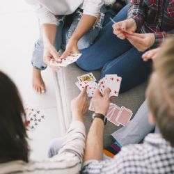 El arte del farol en el póker: técnicas más astutas y control de los tiempos