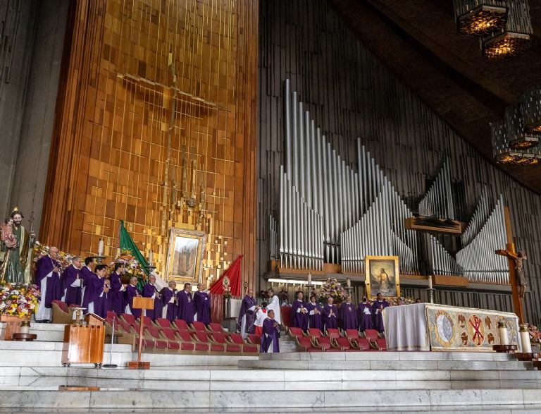 peregrinos llegan a la Basílica de Guadalupe en CDMX