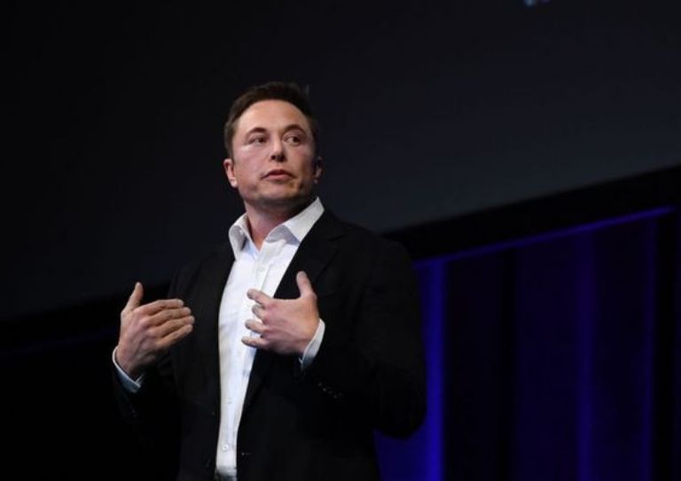 Elon Musk impone cambios de número de lecturas en Twitter. Usuarios reaccionan en contra.
