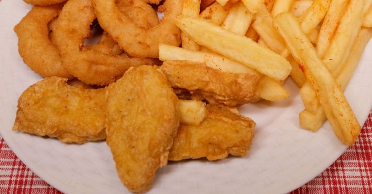 nuggets de pollo y papas fritas