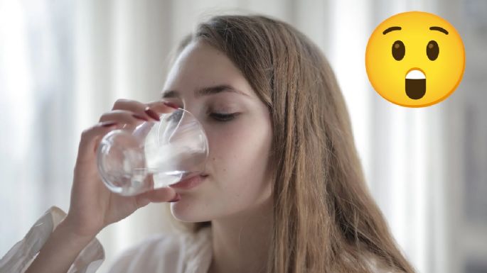 ¿Qué te pasa si tomas agua fría antes de ir a dormir?