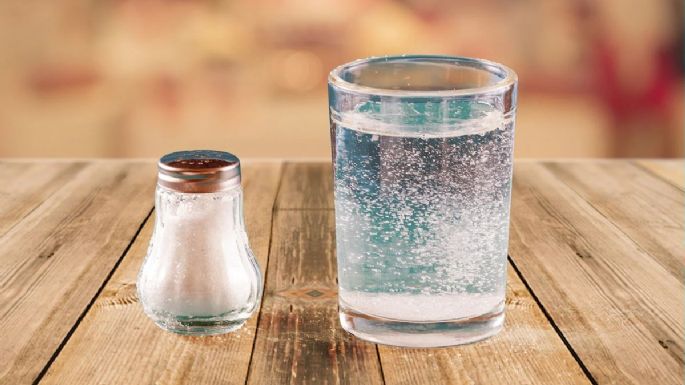 ¿Qué te pasa si tomas agua con sal?