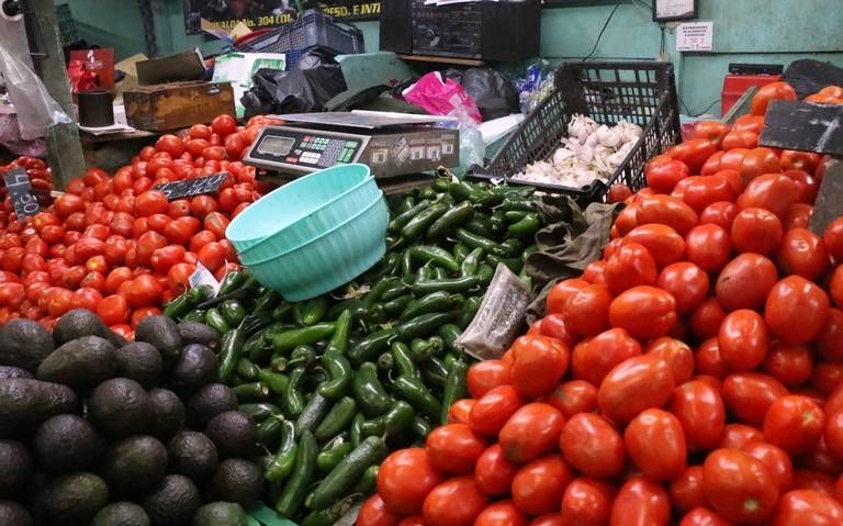 Consumidores enfrentan aumento en precio de verduras, especialmente jitomate.