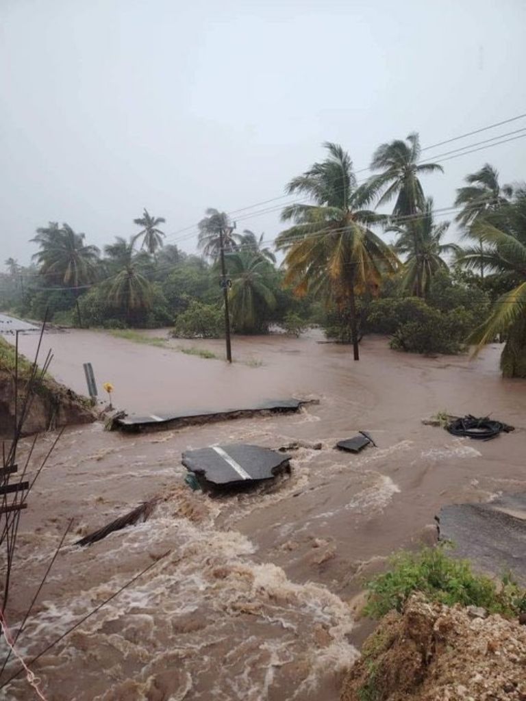 desaparece playa en Acapulco por el huracan john