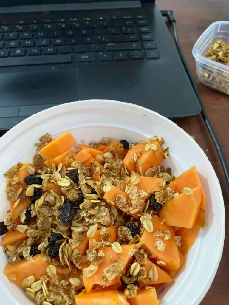 Estos son los beneficios de consumir papaya con granola. Disfruta de un rico alimento con un gran aporte a tu cuerpo.
