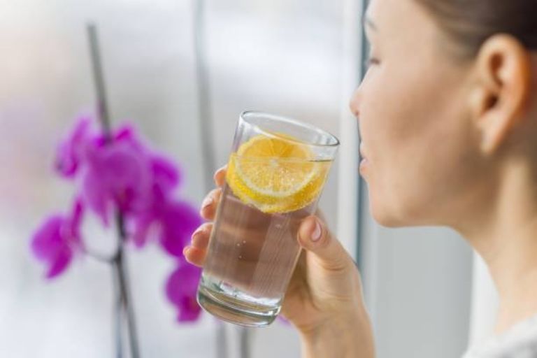 ¿Cómo puedo bajar de peso tomando agua de limón?