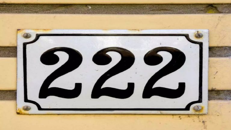 La numerología sugiere que las Horas Espejo como las 222 son ventanas hacia el éxito y la suerte
