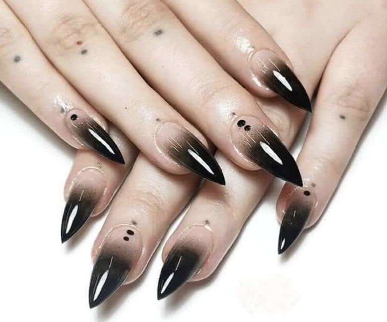 Manicura con diseño de uñas acrílicas en color negro