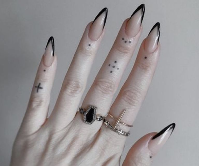 Diseño de uñas acrílicas en color negro para cualquier ocasión
