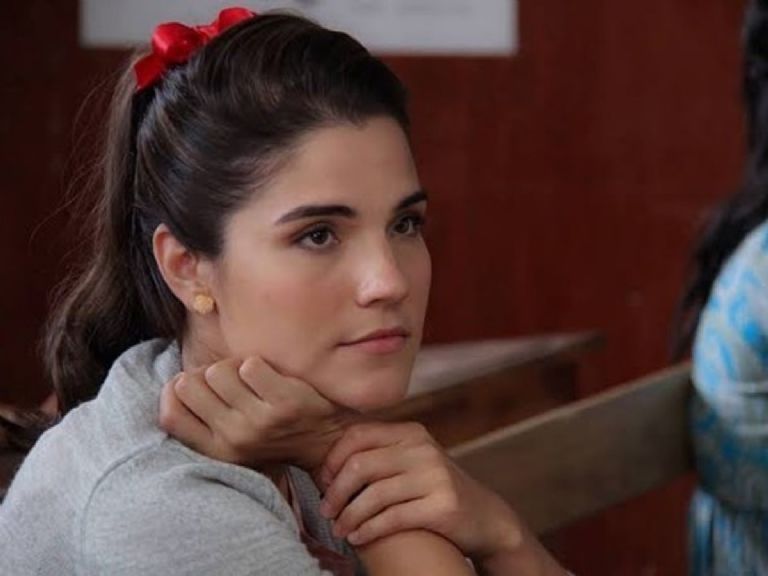 Sofía Garza como Viola en la serie Paquita la del Barrio