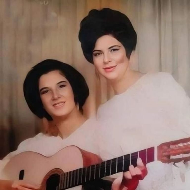Si no has visto la serie de Paquita la del Barrio, este es el famoso dueto junto a su hermana Viola que inició su carrera en la música.