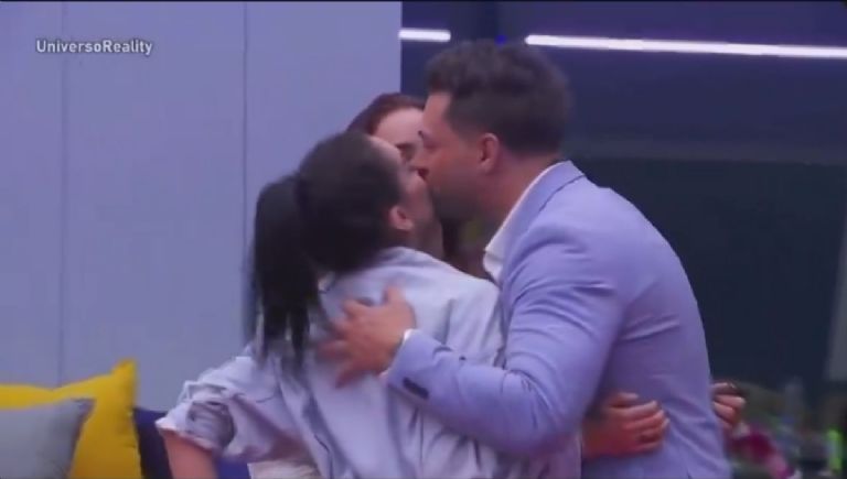 Nicola beso de 3 con Gala y Karime en La Casa de los Famosos México