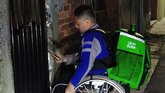 Repartidor de Uber Eats en silla de ruedas se hace viral en redes