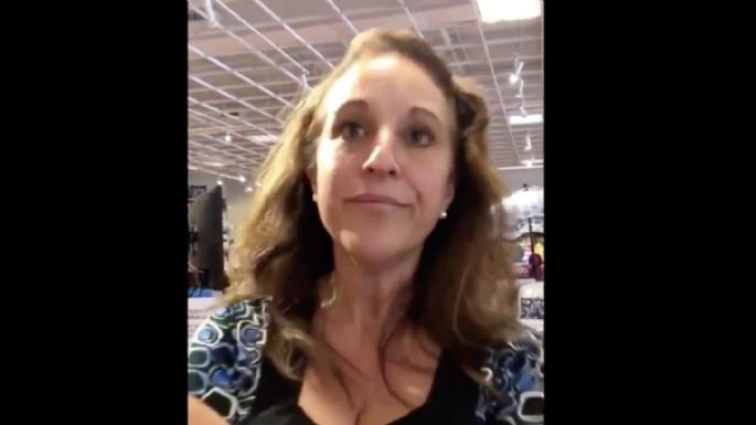 Mujer tose en la cara a paciente con cáncer por pleito en tienda (VIDEO)