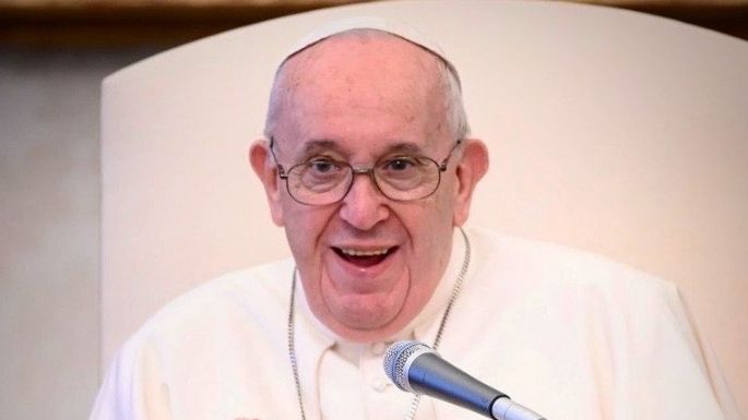 Cuenta de Instagram del Papa Francisco le da 'like' a FOTO de modelo disfrazada de colegiala