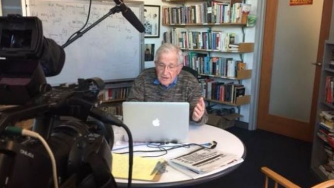 Noam Chomsky responsabiliza a Donald Trump por muertes de COVID en EU