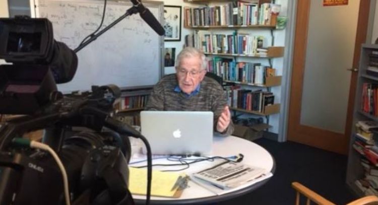Noam Chomsky responsabiliza a Donald Trump por muertes de COVID en EU