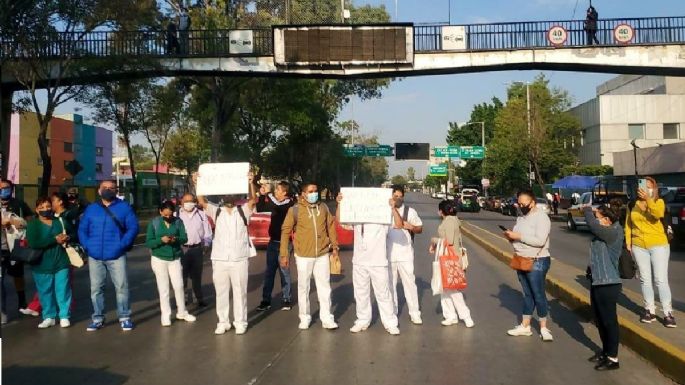 Personal médico del Hospital de La Raza protesta para pedir insumos