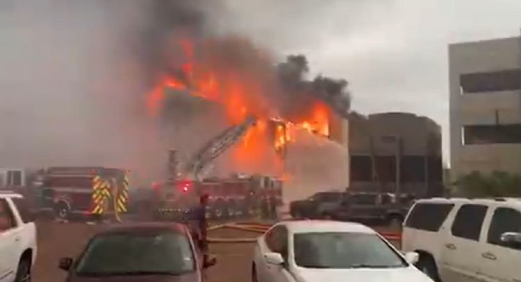 Se incendian condominios en Isla Padre: VIDEO