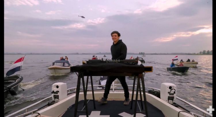 Martin Garrix sorprende con un concierto a bordo de un bote