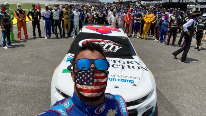 NASCAR se une y escolta a piloto víctima de racismo